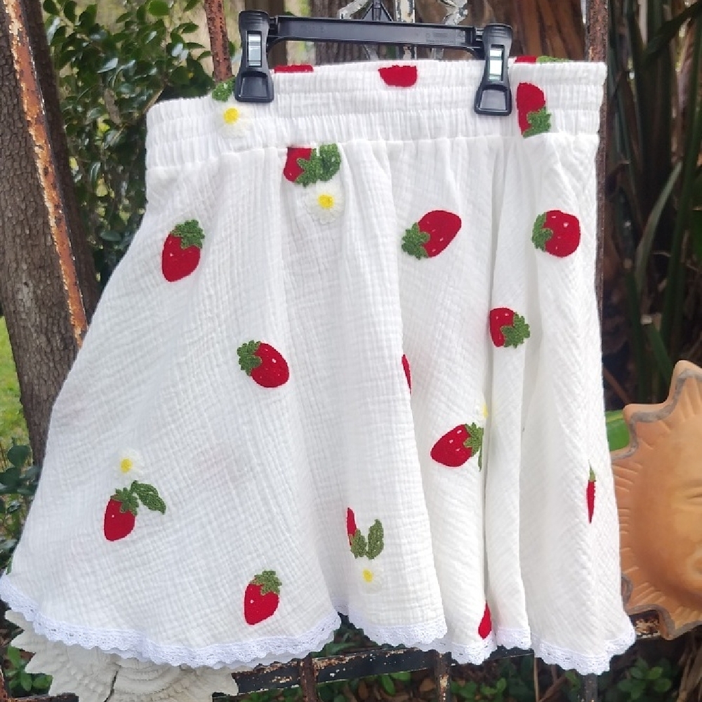 New White Mini Skirt With Embroidered Strawberries And Daisies XS/S